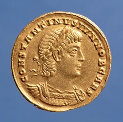 Solidus (anverso) de Constantine II Caesar cuirassed (ouro)